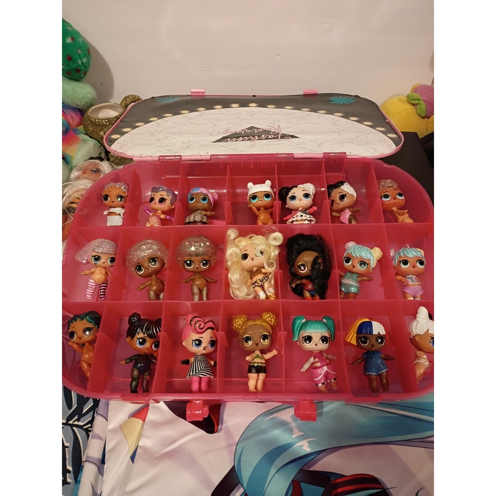 LOL Surprise Pop-Up Fashion‎ Doll Carry Case with 21 Dolls.